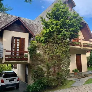https://lindo-chale-com-vista-para-campos-do-jordao.camposdojordaohotels.net